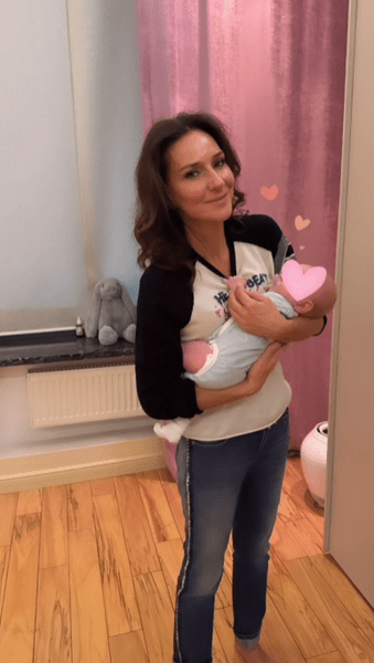 Светится от счастья с малышкой на руках: Елена Север показала внучку