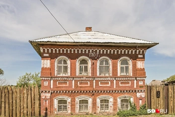 Дом построен в 1910 году — дата указана над окнами под крышей | Источник: Василина Любимова / 59.RU
