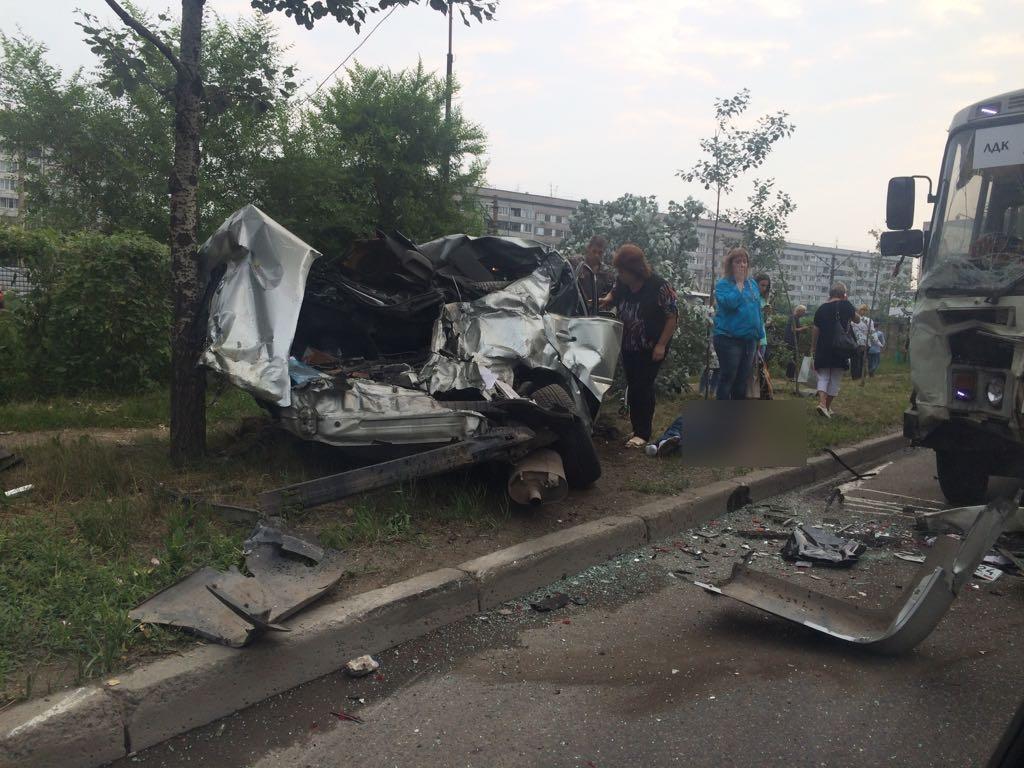 Камри» выбросило на встречку под автобус на Свердловской: водитель вылетел  в заднее стекло - 11 июля 2018 - НГС24.ру