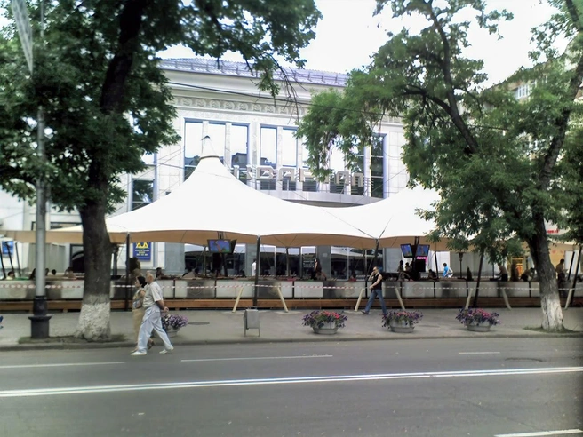 Памятник архитектуры на улице Красной. В 2003 году в здании появился самый модный ночной клуб Краснодара&nbsp;— «Небеса», которым владел Сергей Галицкий. Также там находился кинотеатр «Квартал». Здание и сейчас принадлежит Галицкому. | Источник: hadzhoh_telegram; телеграм-канал «Краснодар 90х-00х»