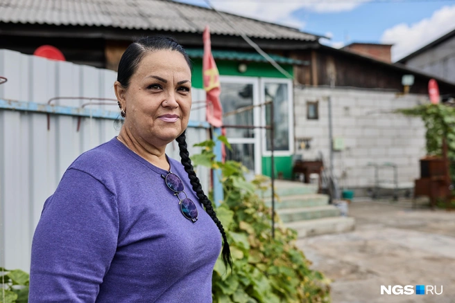 Светлана Коротич переехала сюда по стечению обстоятельств, но со временем обжилась: к «деревянной халупке» семья пристроила ещё две комнаты, провела коммуникации | Источник: Александр Ощепков / NGS.RU