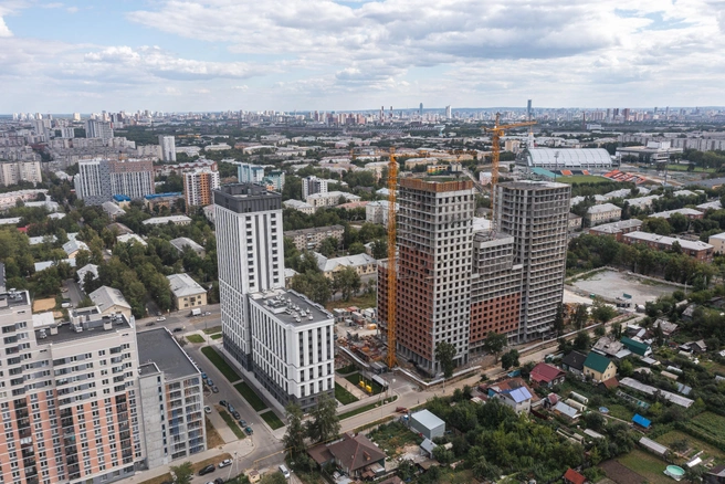 На панораме видно, что футбольный манеж совсем недалеко от дома | Источник: PRINZIP
