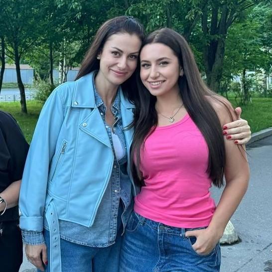 Томный голос, секси-позы и намеки на одиночество: дочь Анны Ковальчук Злата стала певицей