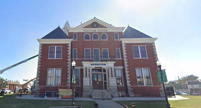 Кадр из первого сезона сериала и вид на здание суда в Джексоне | Источник: Google Maps