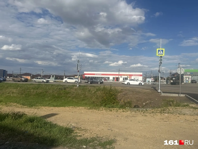 Стационарный светофор установили на перекрестке и обновили пешеходные переходы | Источник: Наталья Дерябкина