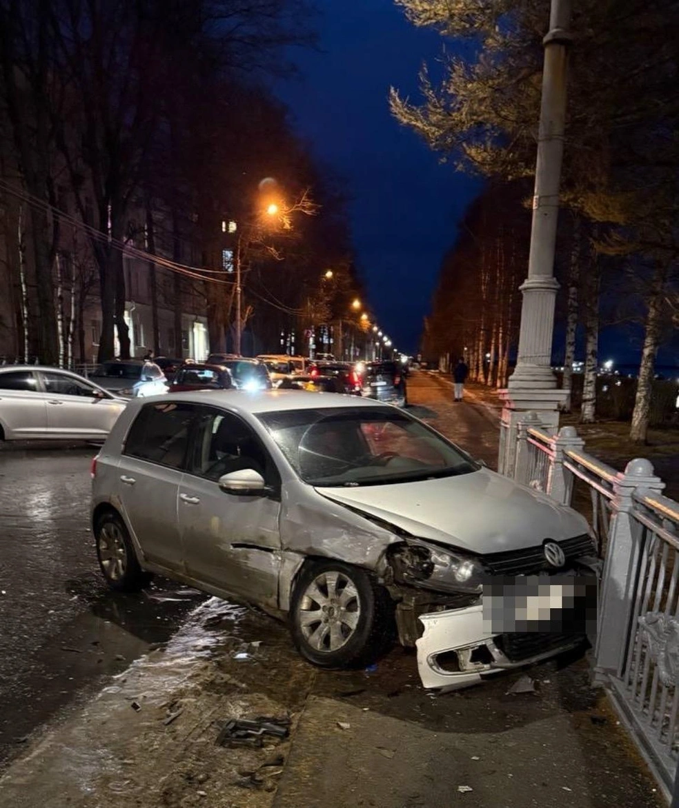 Автомобиль получил видимые повреждения | Источник: 708-й на связи! Официальная группа / Vk.com