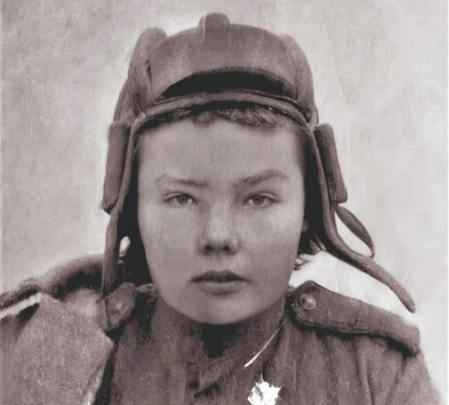 Валентина Бархатова в 18 лет стала механиком-водителем танка  | Источник: Омский музей просвещения 
