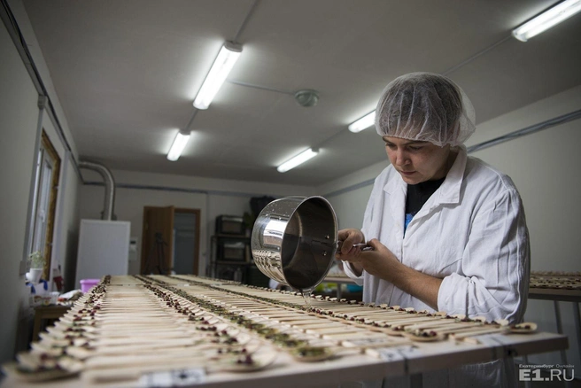 Сейчас основные силы брошены на производство нового продукта — чайных ложечек.
