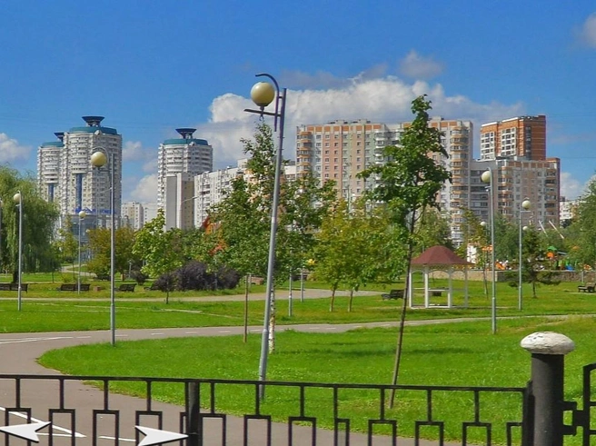 Первое фото с карт города: так выглядел парк до благоустройства, в 2025 году. На втором фото — стройка, которая идет там сейчас | Источник: «Яндекс Карты»