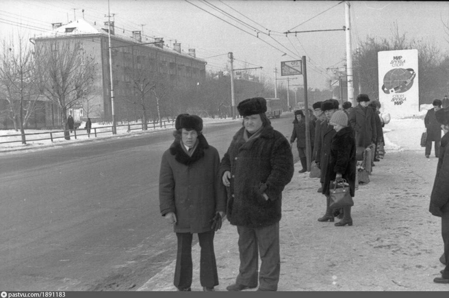 Омичи ждут автобус на остановке «Старозагородная роща», чтобы уехать в Нефтяники | Источник: частный архив / Pastvu.com 