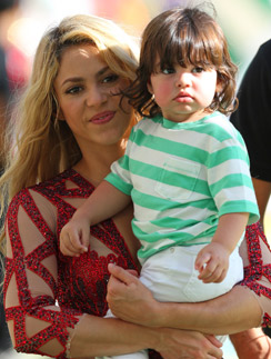 Шакира с сынишкой Миланом на закрытии ЧМ-2014