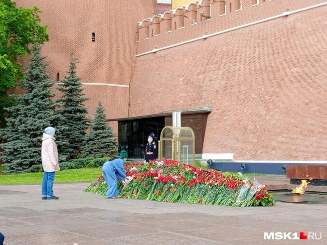 Москвичи продолжают приносить цветы к Могиле неизвестного солдата | Источник: Полина Громова / MSK1.RU