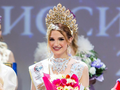 Корону и главный титул на конкурсе «Миссис Москва-2022» завоевала Эльмира Аббасова