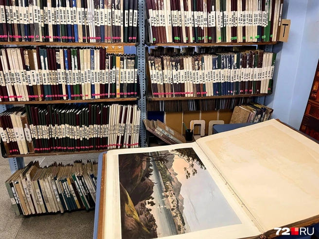 В этой книге хранятся пейзажи из Индии, которые нарисовал художник в путешествии со своим нанимателей&nbsp;— богатым чиновником из Российской империи. Вот такой вот способ запечатлеть свою поездку до эпохи фотоаппаратов&nbsp;— просто берите с собой художника! | Источник: Анатолий Кузнецов / 72.RU