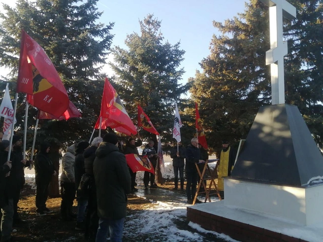 У креста, посвящённого павшим воинам, участники братства читают молитву. | Источник: Ирина Яковлева / V1.U