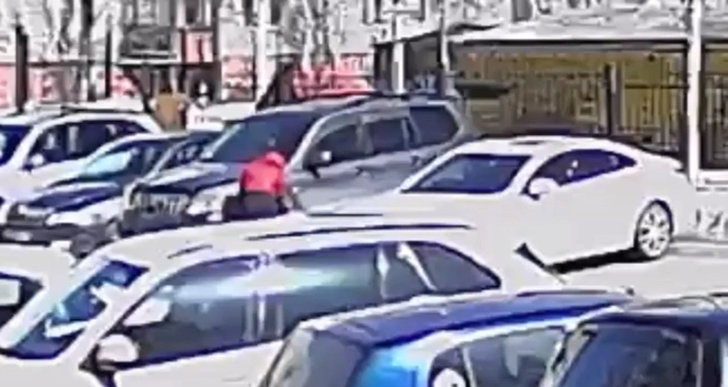 Жители уверены, что мужчина состоит на учете у психиатра | Источник: «ЧП Сургут» / Vk.com