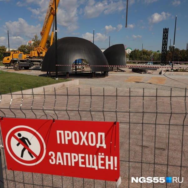 На месте также работает техника | Источник: Евгений Софийчук / NGS55.RU