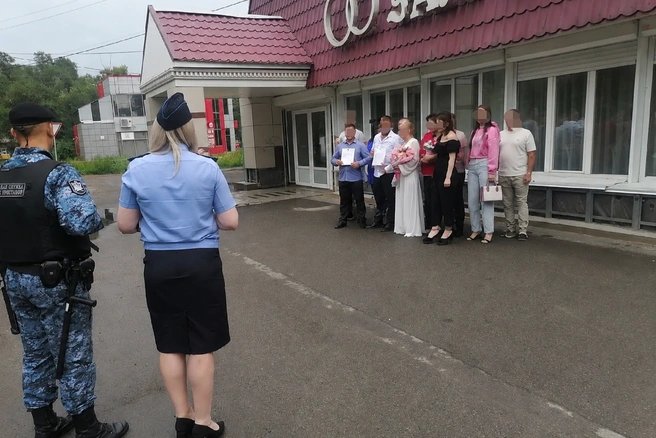 В Хакасии к жениху на свадьбу явились люди в форме судебных приставов. И это оказалась не шутка | Источник: УФССП по Республике Хакасии