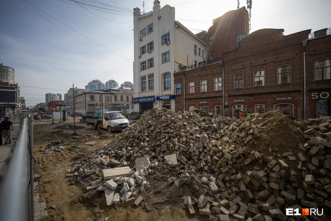 Вот и горы старого дорожного покрытия | Источник: Кирилл Кушнов / E1.RU
