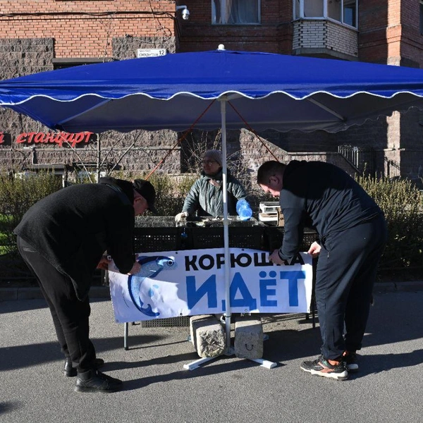 Возле метро «Комендантский проспект» | Источник: Андрей Бок / «Фонтанка.ру»
