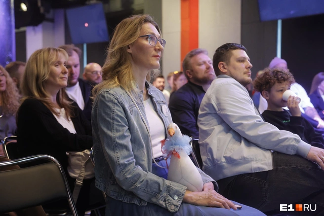 Алла пришла на презентацию с гусем | Источник: Владислав Лоншаков / E1.RU
