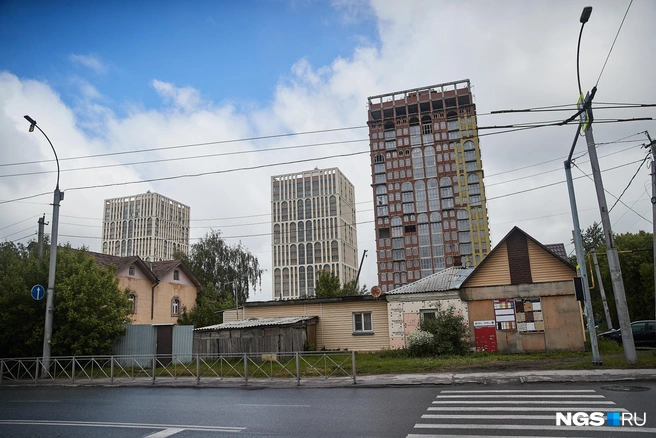 Вдоль улицы Кирова много частных дом и промышленных объектов. в будущем с этим, вероятно, разберутся, но пока локация отпугивает покупателей | Источник: Александр Ощепков / NGS.RU