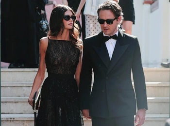Поцелуи и Givenchy: Кайя Гербер и Льюис Пуллман на Венецианском кинофестивале