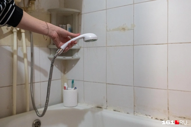 Напор воды в душе оставляет желать лучшего | Источник: Евгений Вдовин / 161.RU