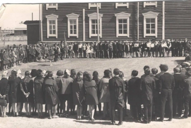 Линейка у сургутской школы, 70-е годы | Источник: История Сургута / t.me