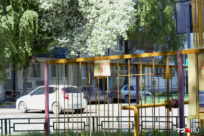 Дома подключены к газу. Внутри двора стоит оборудование  | Источник: Павел Красоткин / 72.RU 