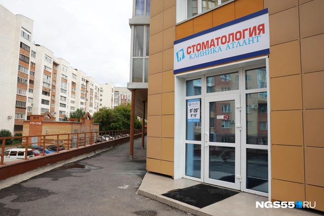 Судя по отзывам в 2ГИС, люди доверяют свои зубы врачам этой клиники  | Источник: Евгений Софийчук / NGS55.RU