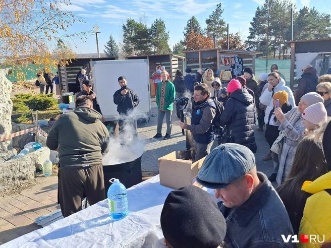 Часть гостей пришли сюда именно за кашей | Источник: Тимофей Крылов / V1.RU
