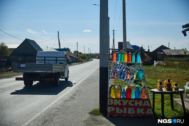 Нехитрый рекламный ход с подкрашиванием воды дает впечатляющий эффект. Сначала потенциальные покупатели шутят по поводу химии, потом спрашивают о составе медовухи, и, наконец, что-нибудь покупают | Источник: Александр Ощепков / NGS.ru