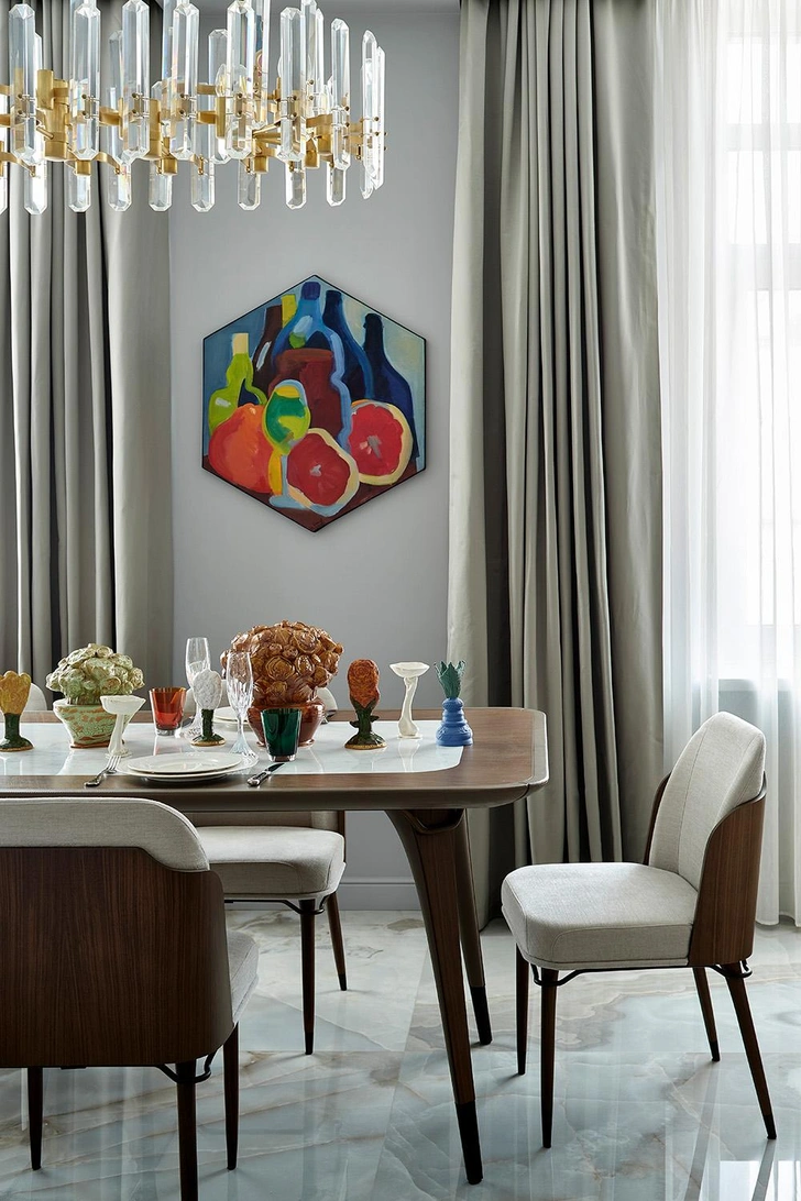 Подвесной светильник, Aerin Launder. Стол и стулья, Turri Furniture. Авторская керамика, галерея современного декоративно-прикладного искусства на Петровском бульваре. Картина на стене, Илья Комов. | Источник: Сергей Ананьев. Стиль: Юлия Чеботарь