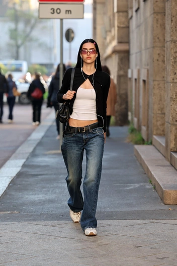 Амелия Грэй надела джинсы с низкой посадкой — такие будут в моде в 2025 году | marieclaire.ru