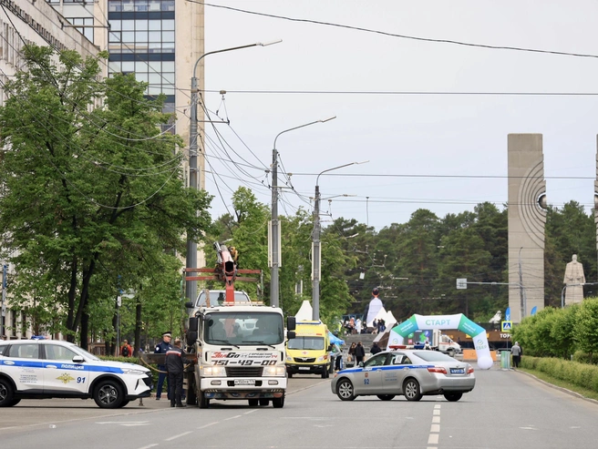 Автомобилистов заранее предупреждали и просили убрать машины с парковок | Источник: Михаил Шилкин
