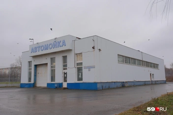 Автомойка стоит совсем рядом с автошколой  | Источник: Тимофей Калмаков / 59.RU