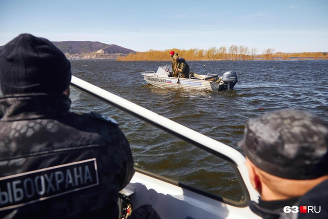 Ребята из артели как раз вытягивают сеть из воды. Сеть очень длинная&nbsp;— более 60 метров | Источник: Роман Данилкин / 63.RU 