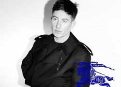 Актер Барри Кеоган больше не ходит голый, а носит Burberry