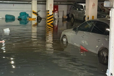 Паркинг-бассейн на аллее Поликарпова: вода не уходит