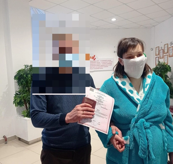 «Родила в день свадьбы дочку, роспись в перенатальном», — подписывает фото Дмитрий Н. | Источник: Дмитрий Н. / Vk.ru