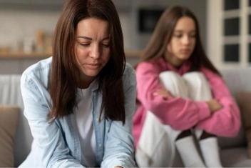 «Бывший муж настроил дочь против меня. Теперь она не хочет со мной общаться, так как уверена, что я „мама-мымра“, которая „бросила папу“»