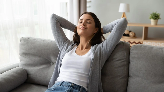 Попробуйте на время избавиться от всех звуков | Источник: fizkes / iStock