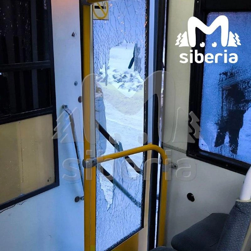 Водитель разбил стекло пассажирской двери  | Источник: Mash Siberia / T.me