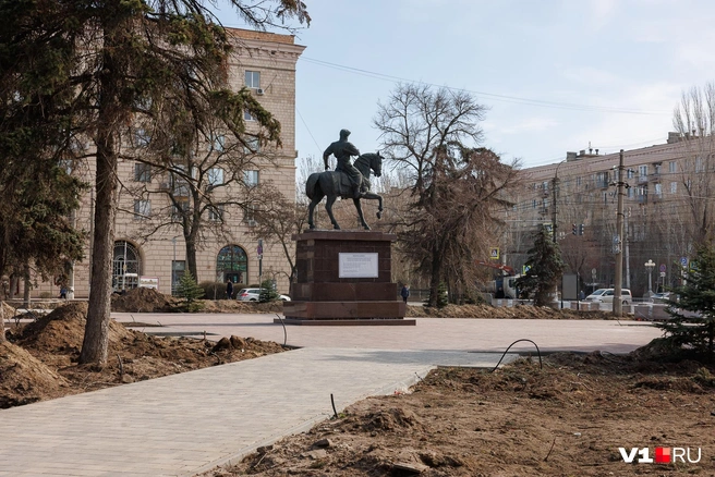 Дорожка уже готова, а с озеленением пока сложности | Источник: Алексей Волхонский / V1.RU