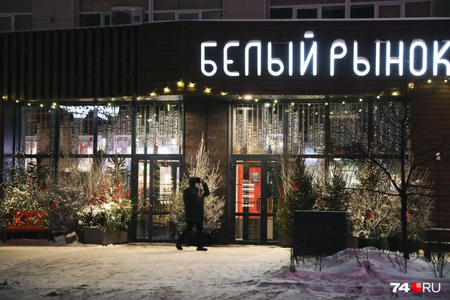 Кафе и рестораны будто соревнуются за лучший новогодний декор | Источник: Михаил Шилкин