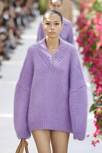 Какой теплый свитер будет в тренде осенью 2023? Смотрим на Неделе моды в Нью-Йорке!