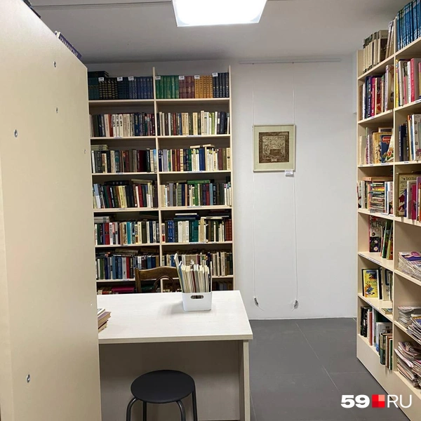 Второй зал, где можно почитать книги | Источник: Ангелина Суворова / 59.RU