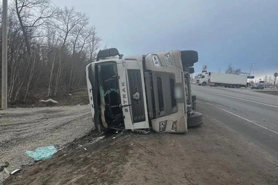 Под Воронежем перевернулась фура, водитель в больнице