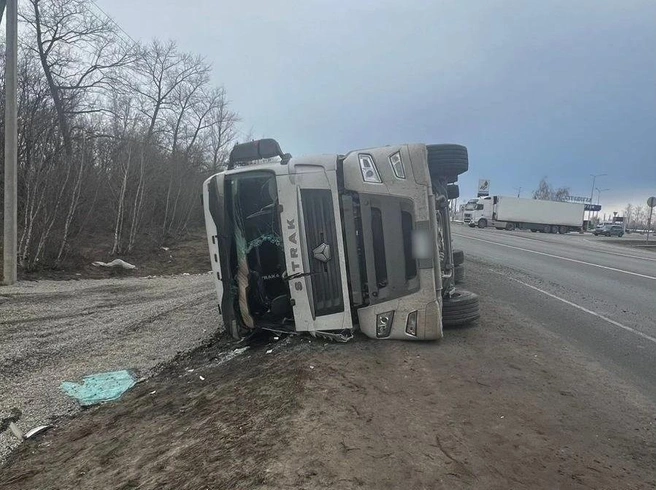 Под Воронежем перевернулась фура — водитель в больнице | Источник: МВД России по Воронежской области / max.ru